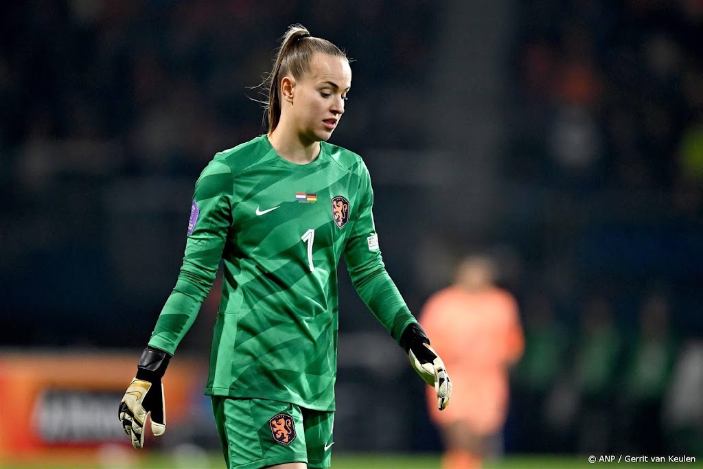 Oranje-keepster Van Domselaar uitgeschakeld door heupoperatie