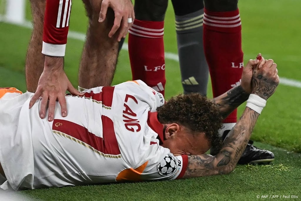 Lang geopereerd aan diepe snijwond in duim na duel met Liverpool