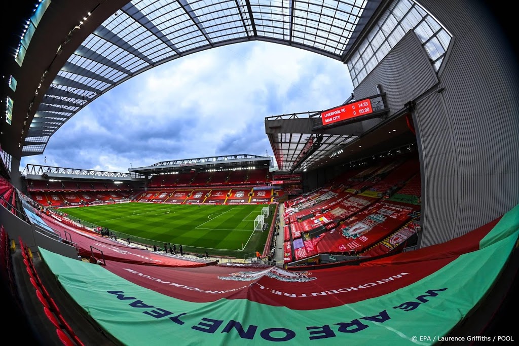 Boze supporters Liverpool halen spandoeken weg op Anfield