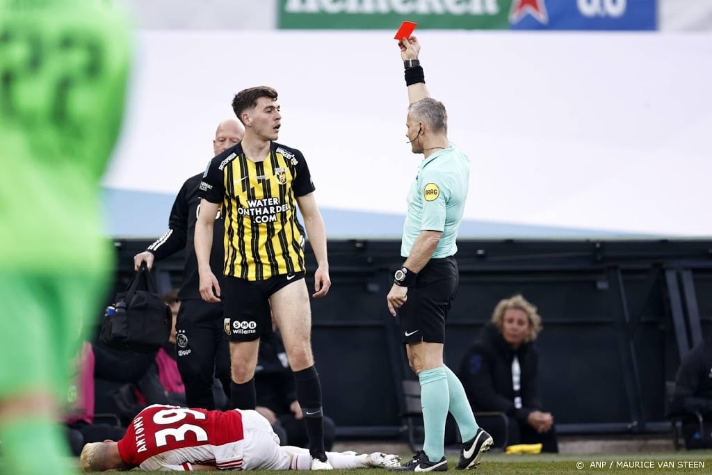Vitesse twee duels zonder Rasmussen na rood in bekerfinale