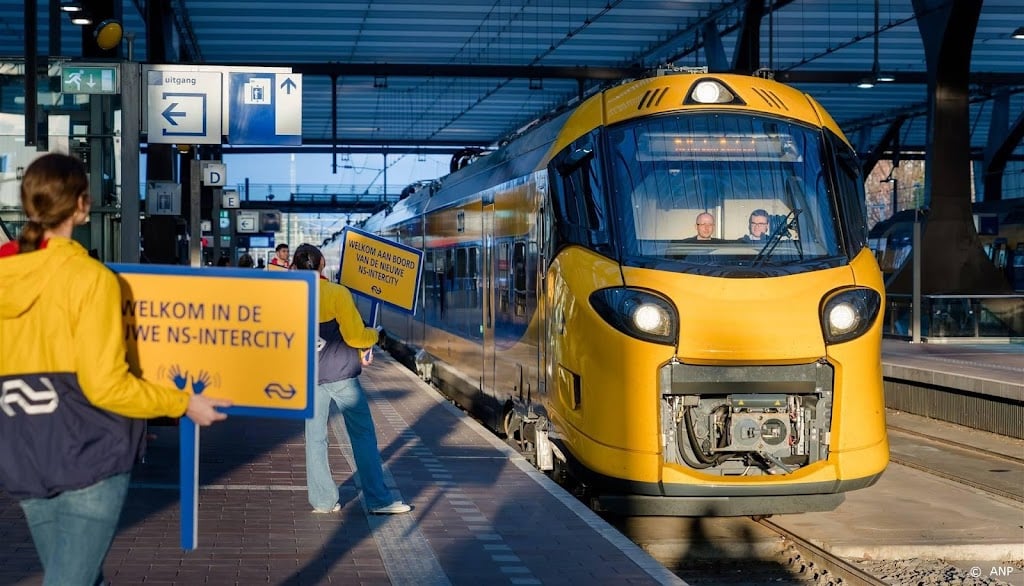 Nieuwe intercity naar werkplaats gebracht, deuren werken niet goed