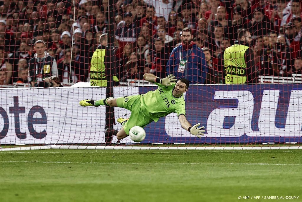 Villa-keeper Martínez toch geschorst na twee gele kaarten