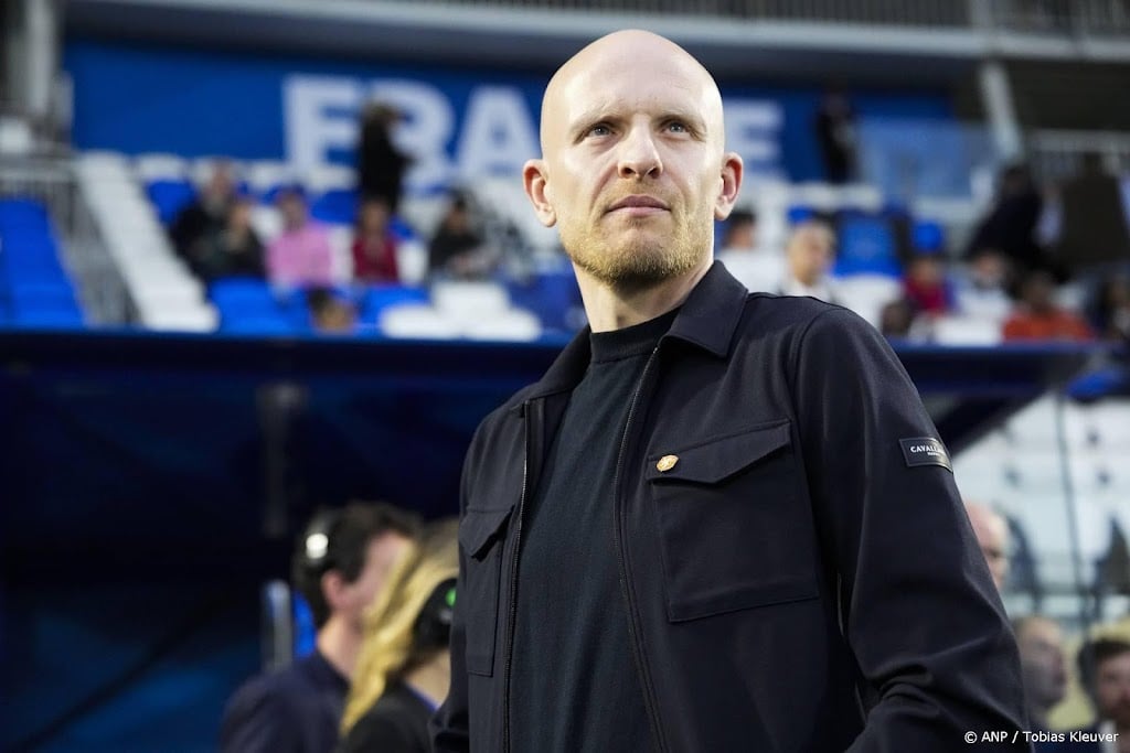 Veurink spreekt van 'goede uitgangspositie' voor voetbalsters