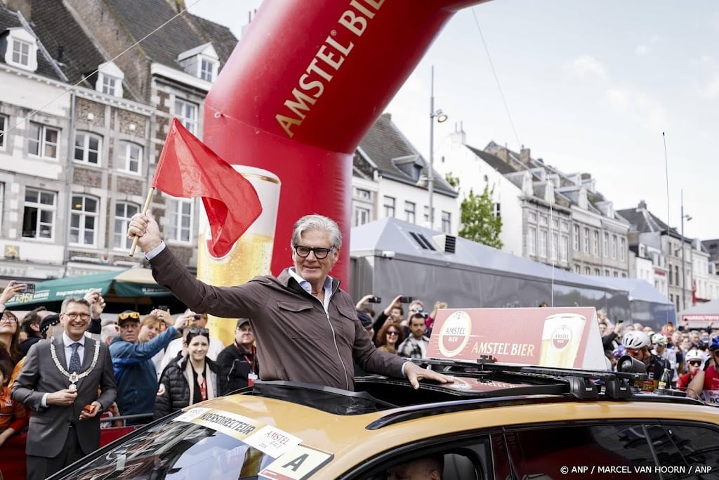 Afzwaaiende koersdirecteur Van Vliet vlagt 60e Gold Race in gang