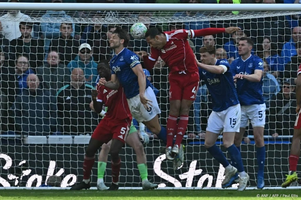 Van Dijk kopt Liverpool naar zege in Merseyside-derby  