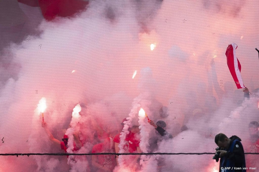 Bekerfinale paar minuten later begonnen door vuurwerk in De Kuip