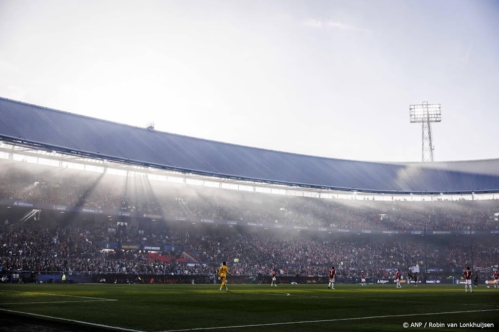 Ook tweede helft van bekerfinale begint later door vuurwerk