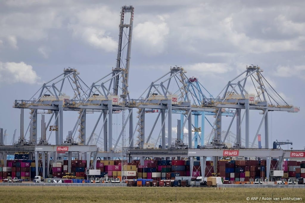 Container valt uit havenkraan op schip in havengebied Rotterdam