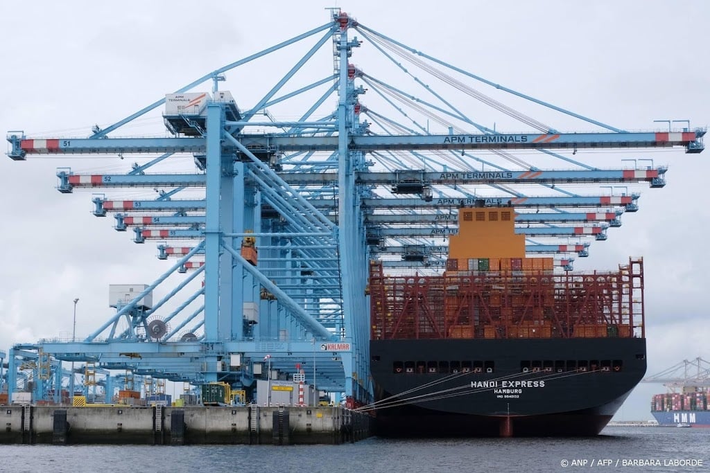 Schip en container beschadigd op Maasvlakte, bijtende stof lekt