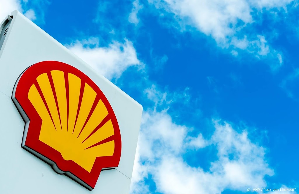 Klein protest op 1,5 meter bij hoofdkantoor Shell en tankstations