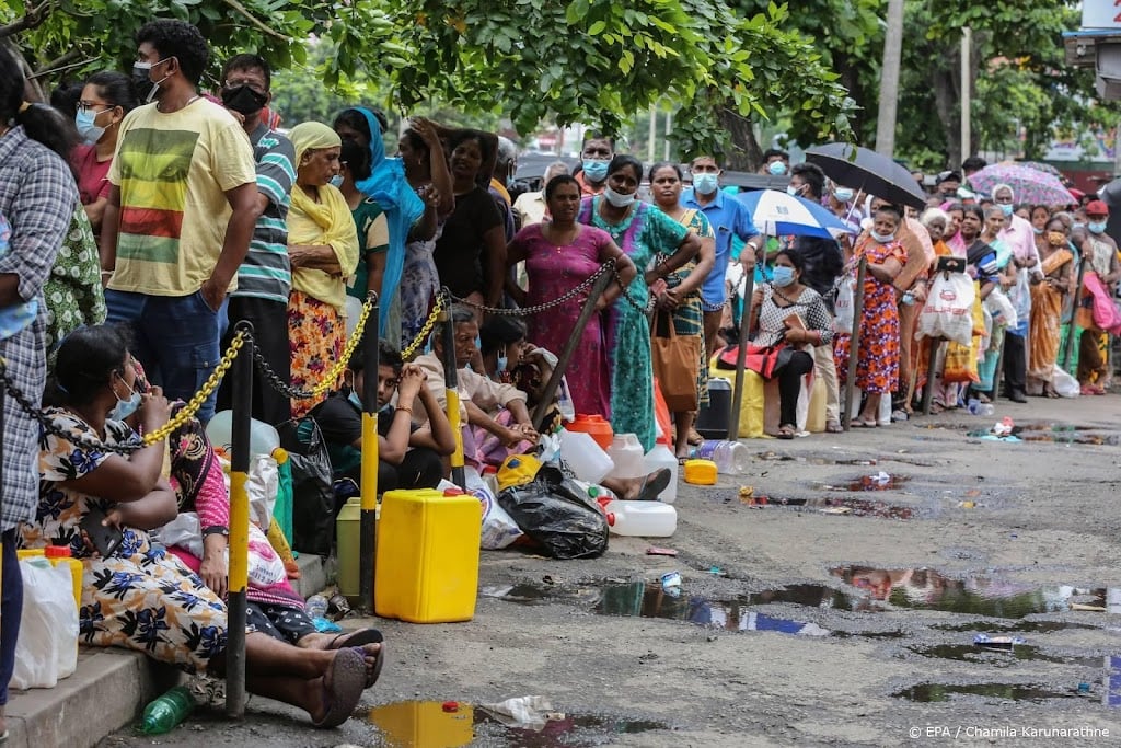 In crisis verkerend Sri Lanka voor het eerst in wanbetaling