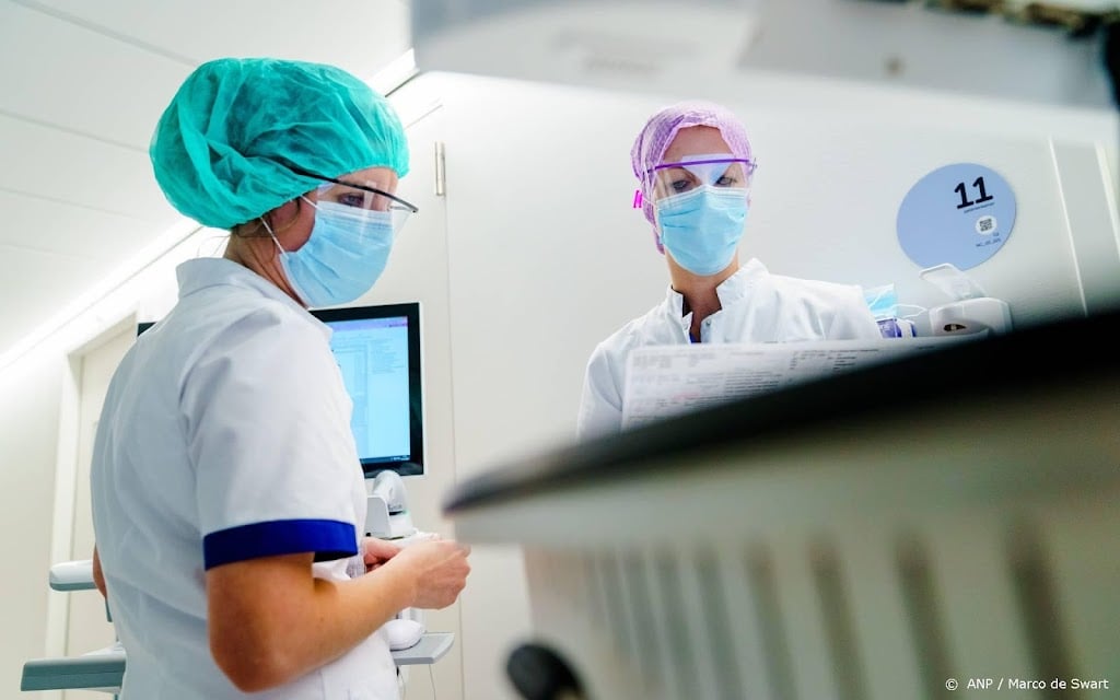 Aantal coronapatiënten in ziekenhuizen duikt onder de 500