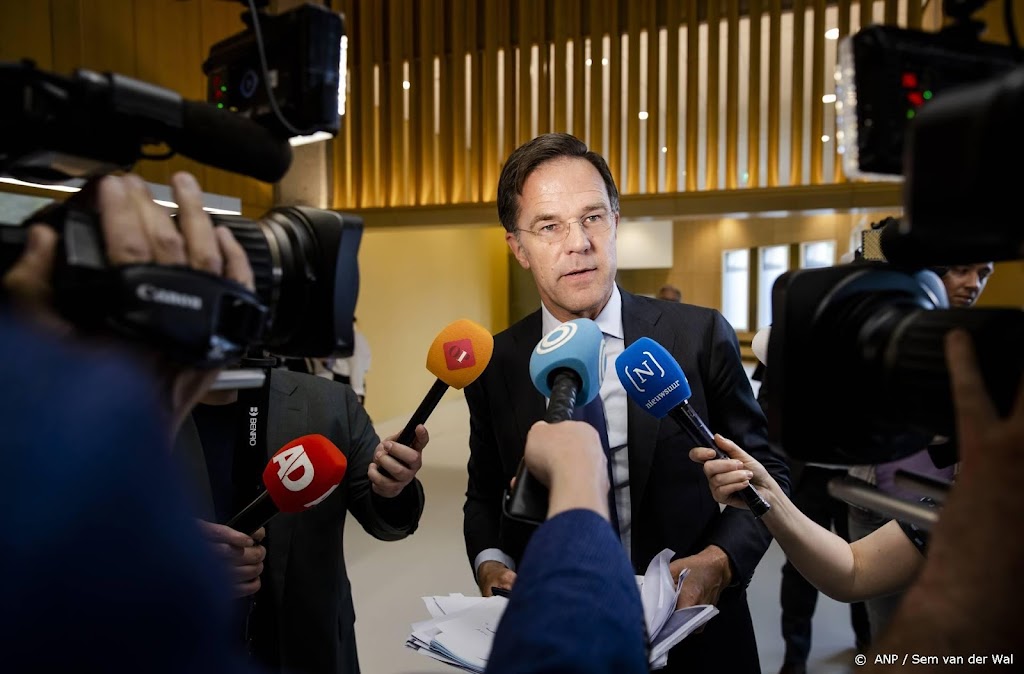 Rutte stuurde in half jaar 41 sms'jes door naar zijn ambtenaren