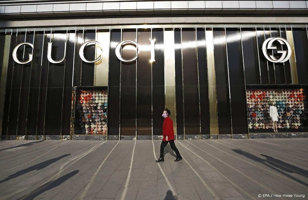 Chinezen boos dat ze niet droog blijven onder 'paraplu' van Gucci