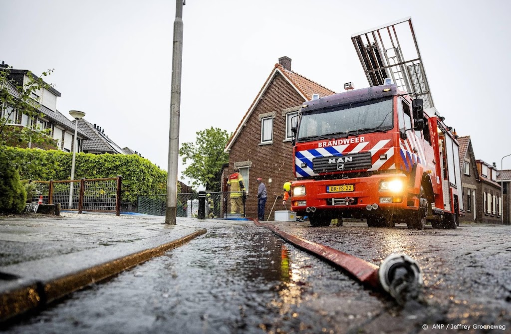 Tientallen meldingen van wateroverlast in zuidoosten door noodweer