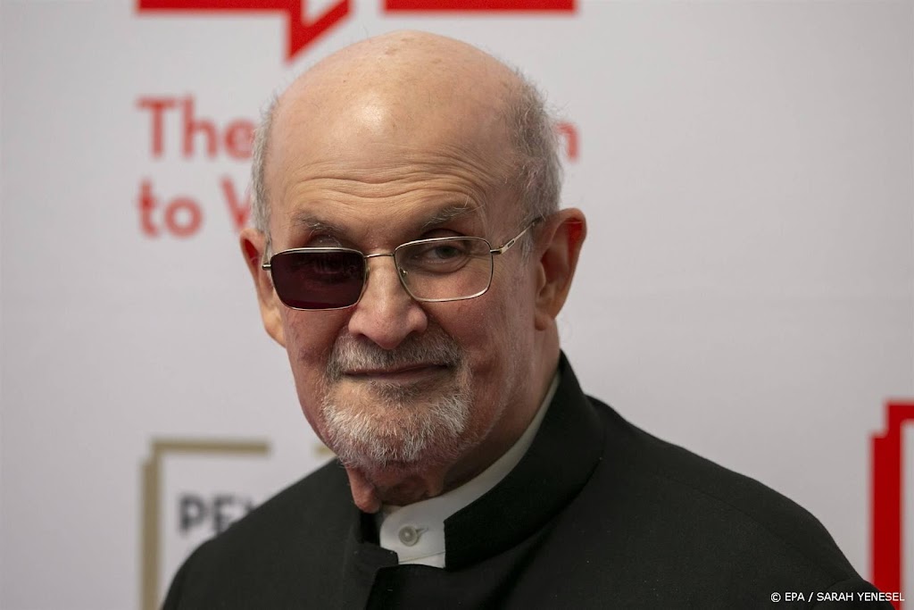Schrijver Rushdie verschijnt voor het eerst openbaar sinds aanval