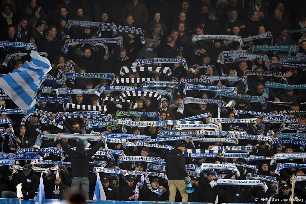 De Graafschap - FC Den Bosch stilgelegd na vuurwerk op veld
