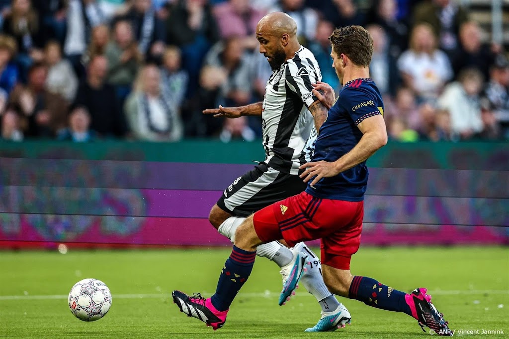 Duel Heracles - Jong Ajax stilgelegd na bierbekers op het veld