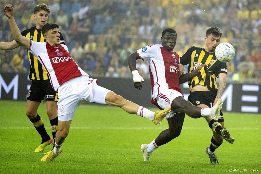 Vitesse neemt met gelijkspel tegen Ajax afscheid van Eredivisie  