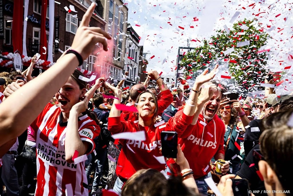 Stadhuisplein in Eindhoven al vol voor huldiging PSV