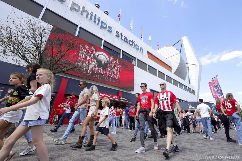 PSV-spelers met luid applaus onthaald in Philips Stadion 