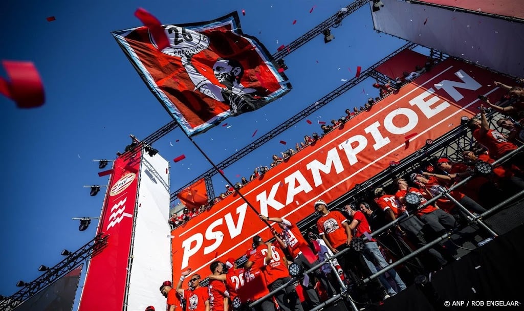 PSV gehuldigd in rood-wit gekleurd Eindhoven