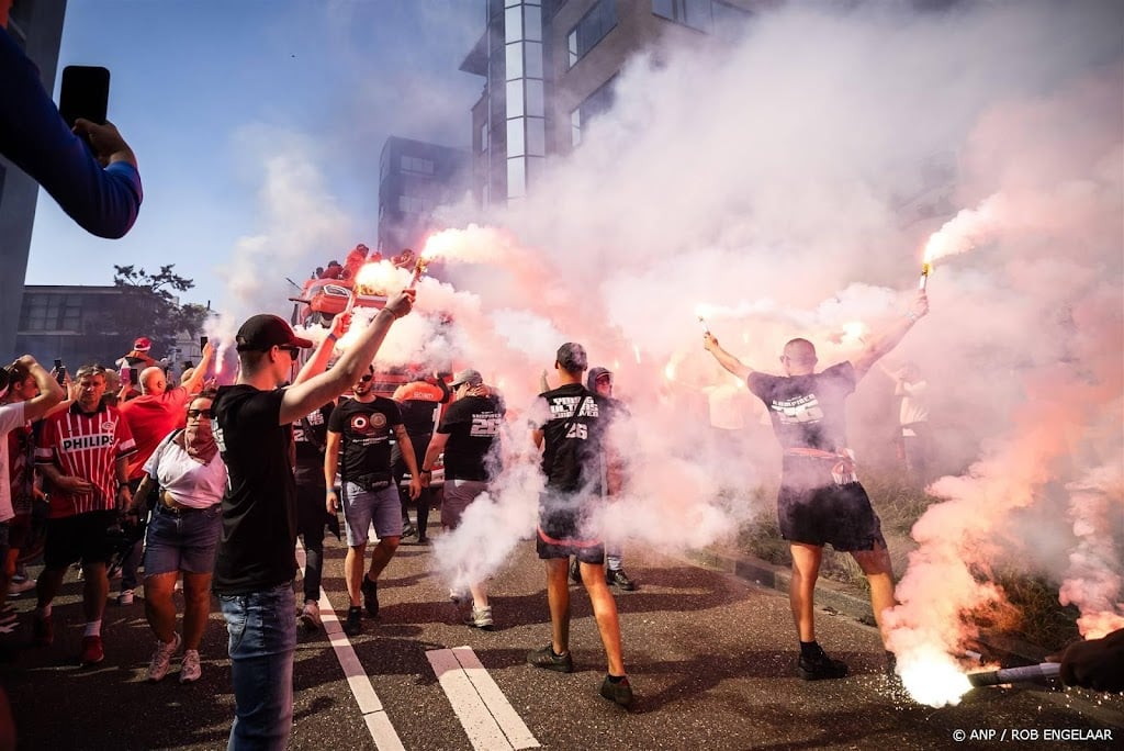 Feestende menigte verlaat Eindhoven na huldiging PSV