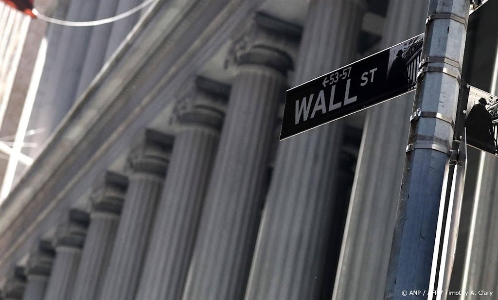 Beleggers Wall Street aarzelen na lagere kredietscore VS