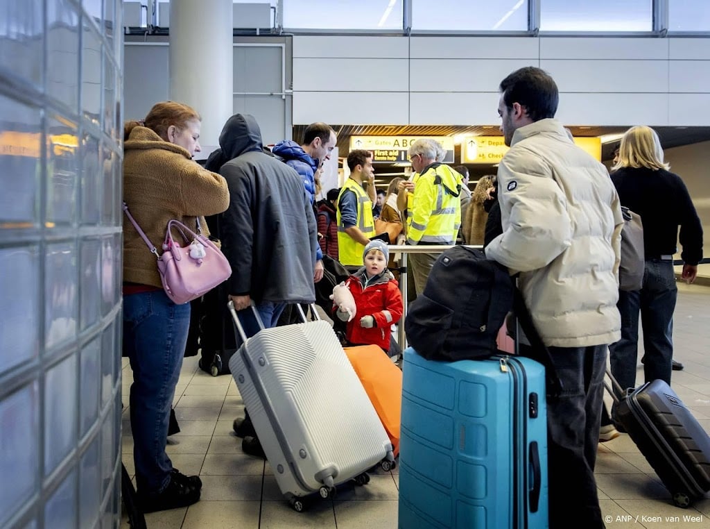 FNV opent meldpunt om 'chaos' bij Schiphol-beveiliging