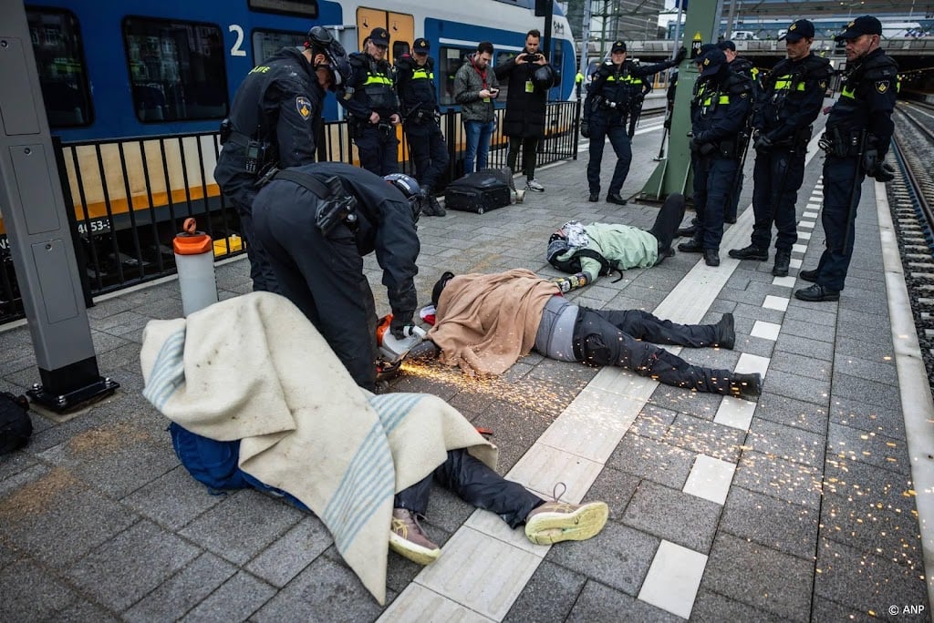 Politie verwijdert activisten van spoor Den Haag Centraal