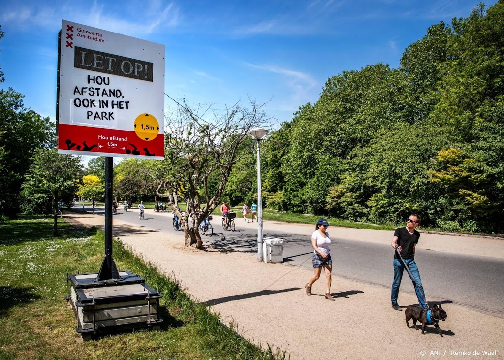 Amsterdam richt straten en parken in op 1,5 meterregel