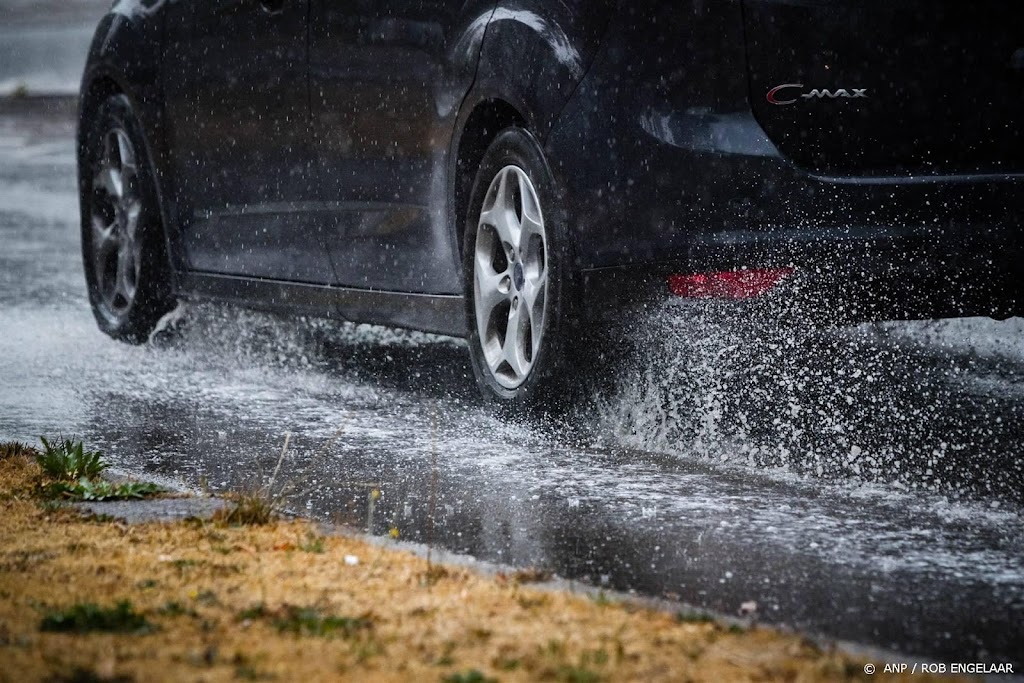KNMI: dinsdagmiddag in hele land code geel vanwege onweer