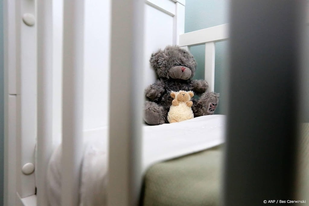 Commissie: veel schade aangericht bij afstandsmoeders en kinderen