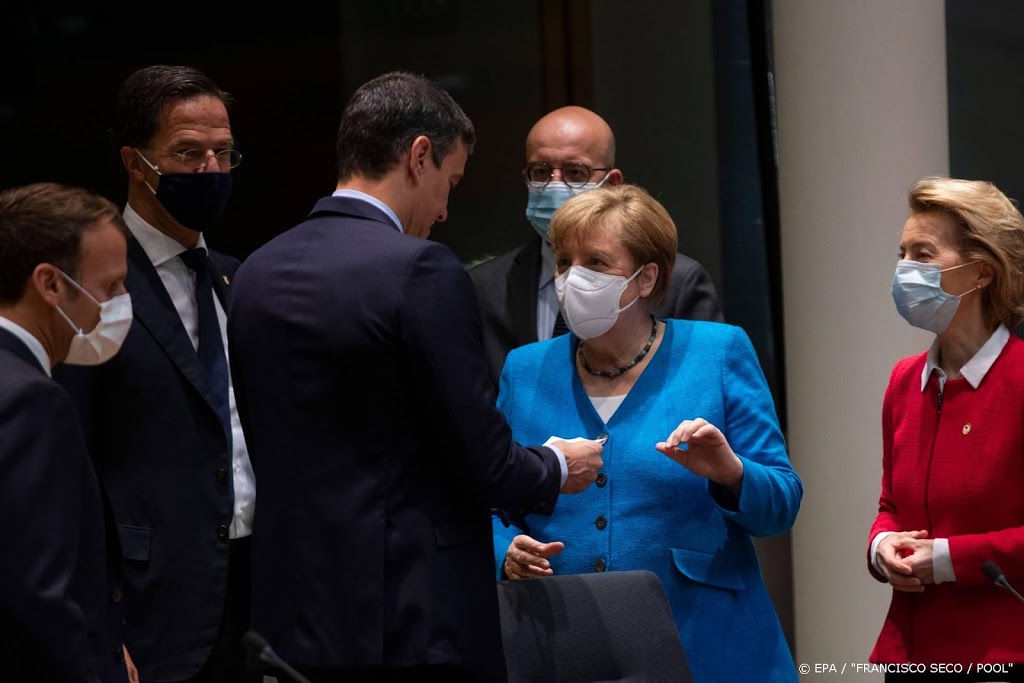 Macron en Merkel 'kribbig weggelopen' uit overleg met Rutte