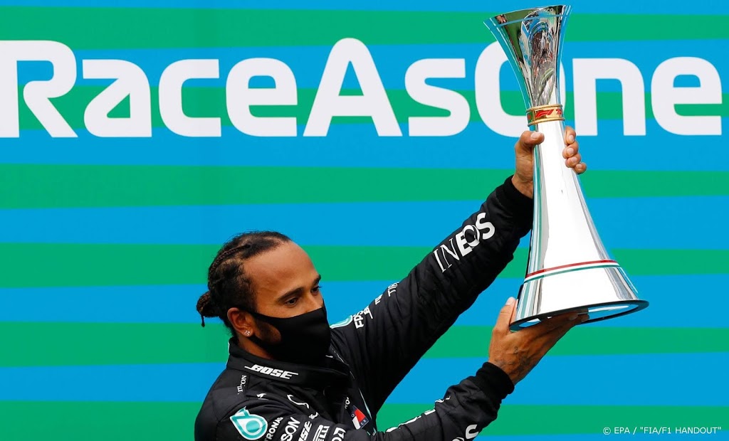 Tevreden Hamilton pakt leiding in klassement van Formule 1