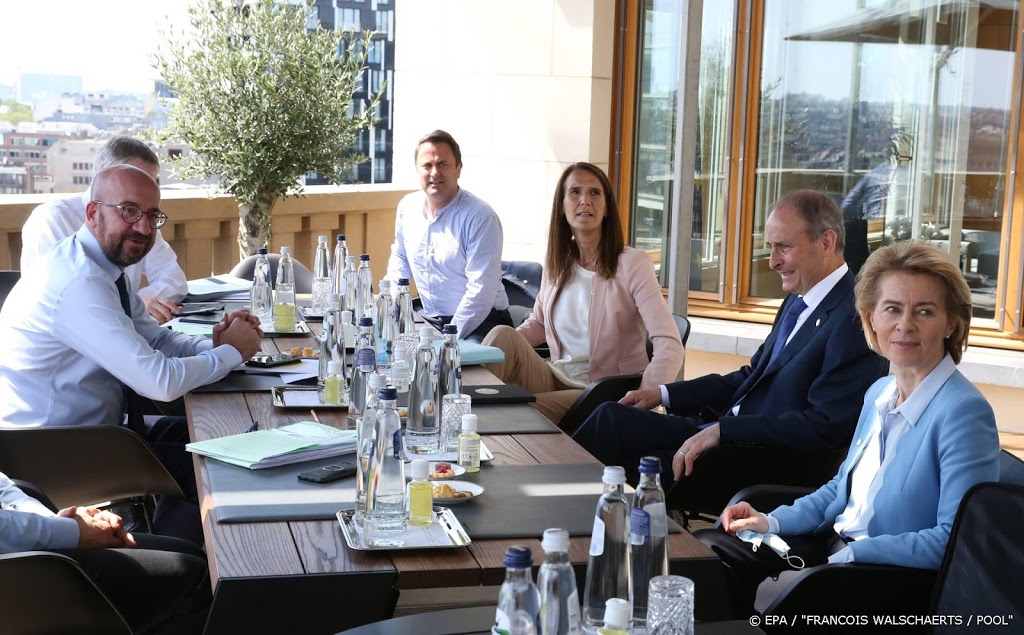 EU-leiders na hele dag onderonsjes samen rond de tafel