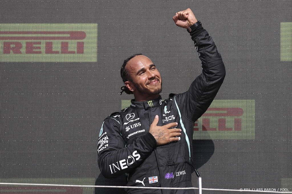 Britse media: Hamilton na zege racistisch beledigd op internet 