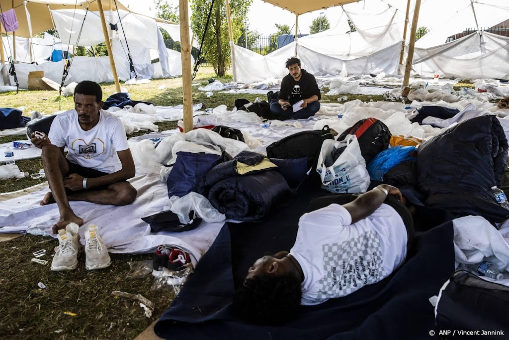 Zo'n 150 asielzoekers slapen buiten bij aanmeldcentrum Ter Apel