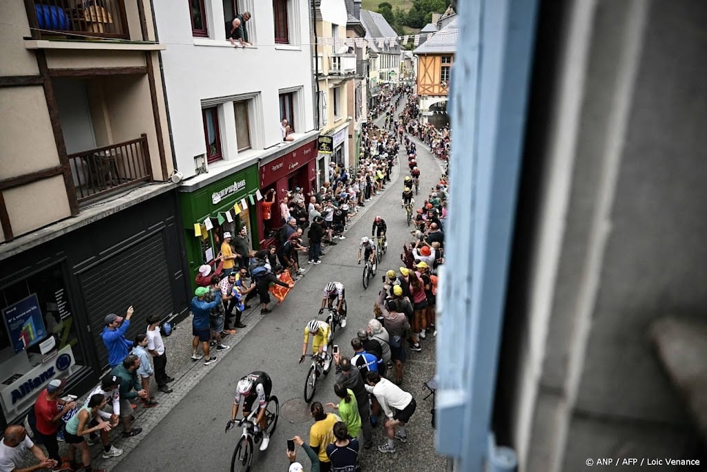 Ploegwagen Ineos botst op toeschouwer in Tour