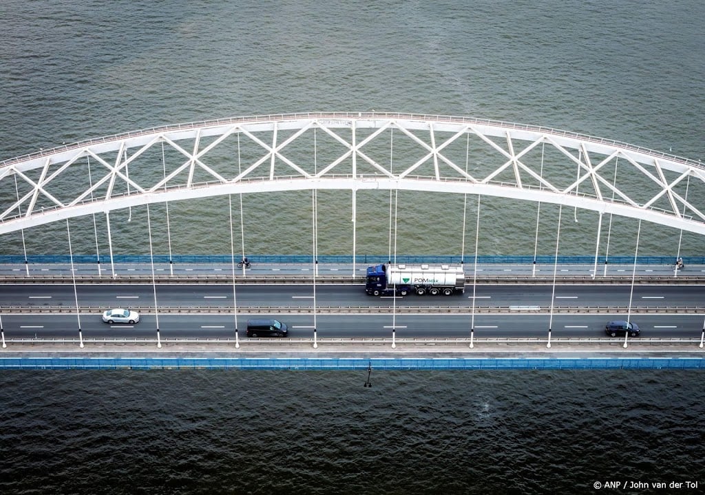 Vrachtwagenverbod Merwedebrug nog niet bij iedereen ingedaald