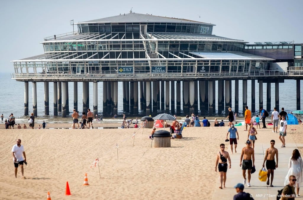 Mensen kunnen weer zwemmen in zee bij Scheveningen