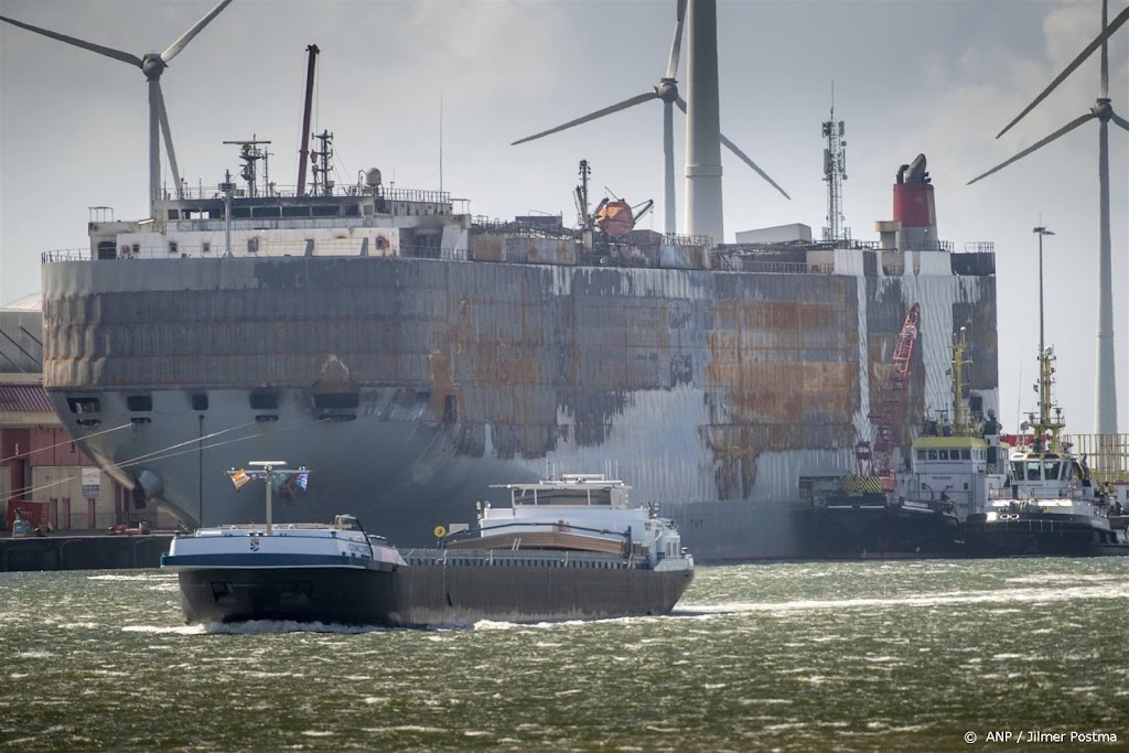 Bergers begonnen met van boord halen auto’s Fremantle Highway