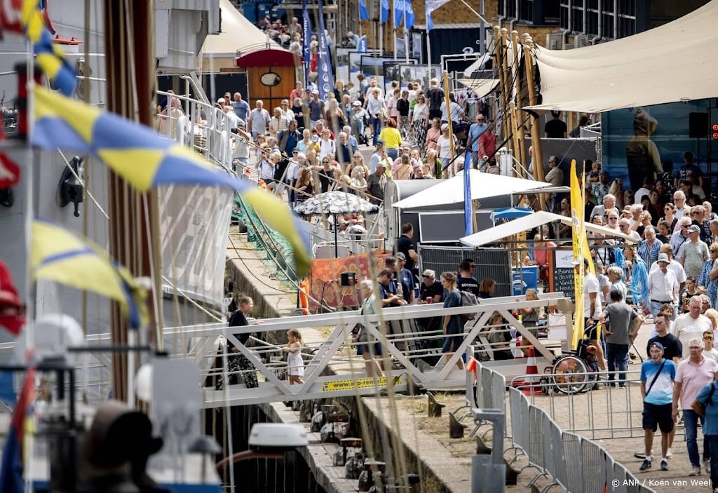 Drukte op de kades voor voorproefje SAIL in IJmuiden