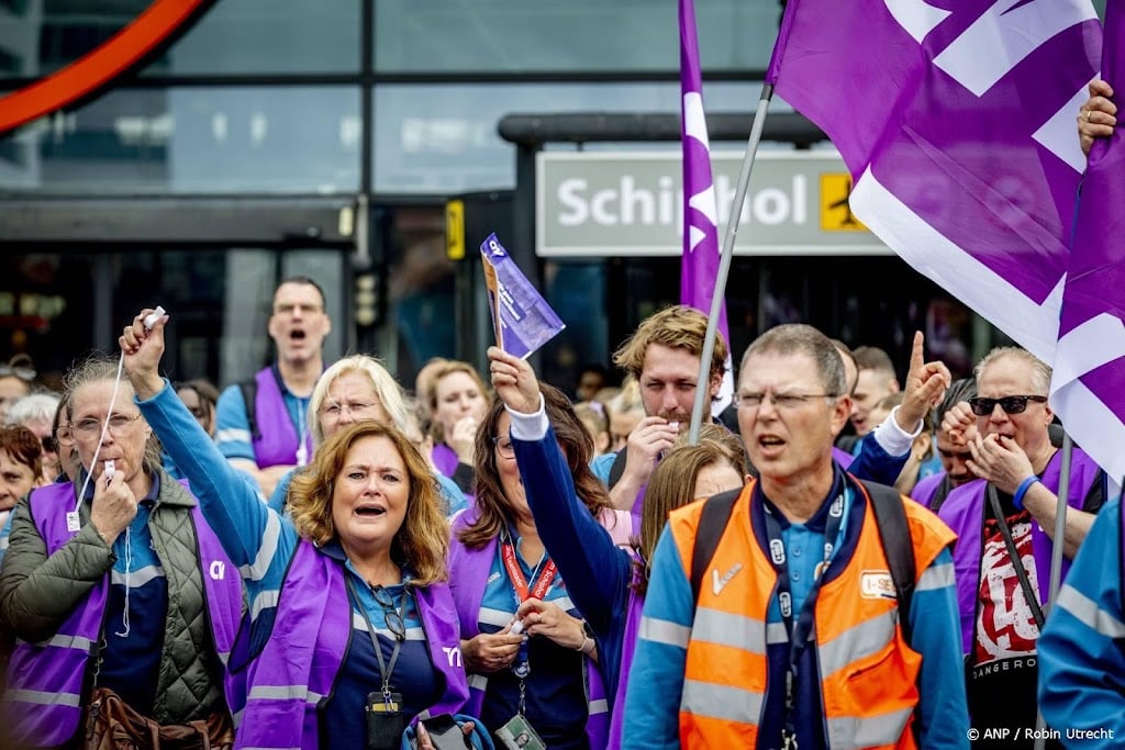 Vakbonden kondigen werkonderbrekingen beveiliging op Schiphol aan