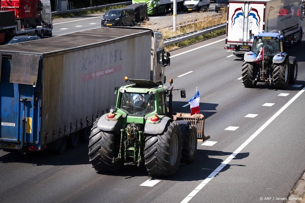 Politie Oost-Nederland grijpt in als trekkers op snelwegen rijden