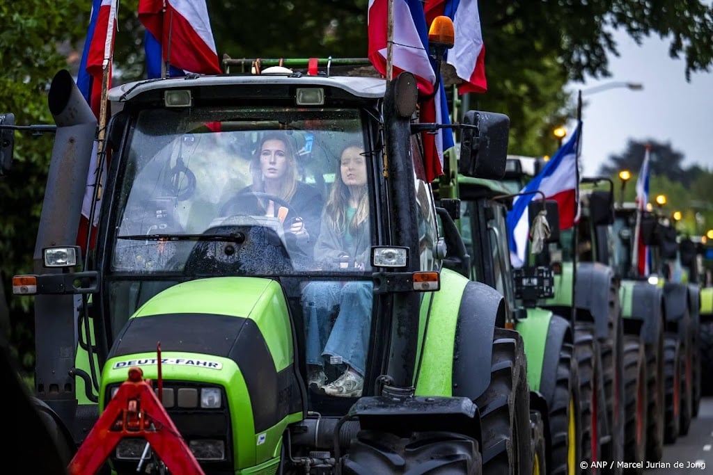 Boeren aangekomen bij provinciehuis in Assen