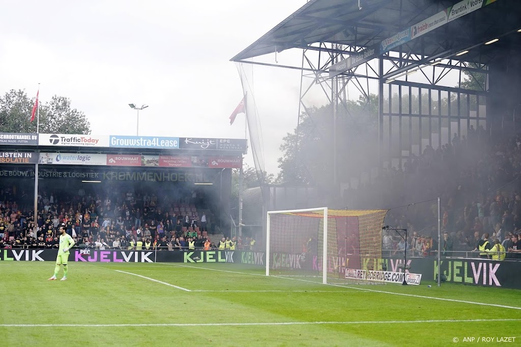 IJsselderby tussen Go Ahead en PEC tijdelijk stilgelegd om onrust