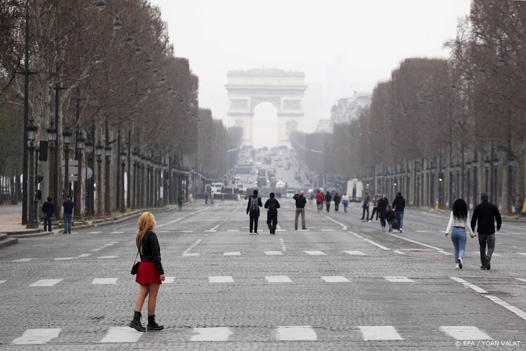 Voetgangers nemen Champs-Elysees over op autovrije dag in Parijs
