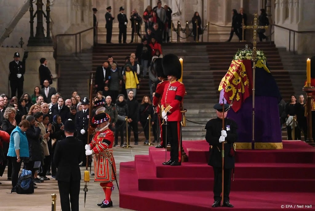 Laatste mensen nemen bij kist afscheid van koningin Elizabeth