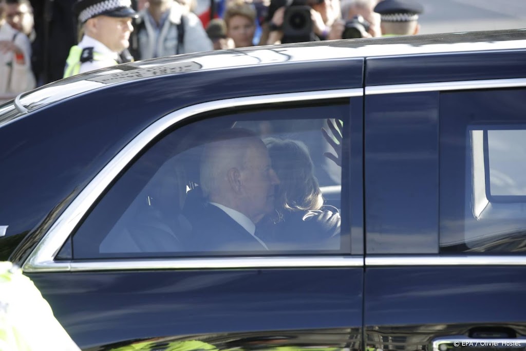 Biden en Macron arriveren in Westminster Abbey